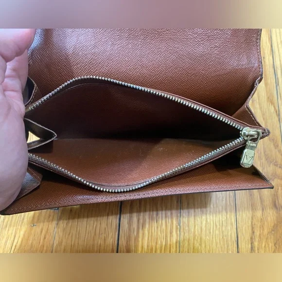 ⚜️LV: Monogram Sarah Wallet • Date Code: TH0021 - Picture 10 of 14